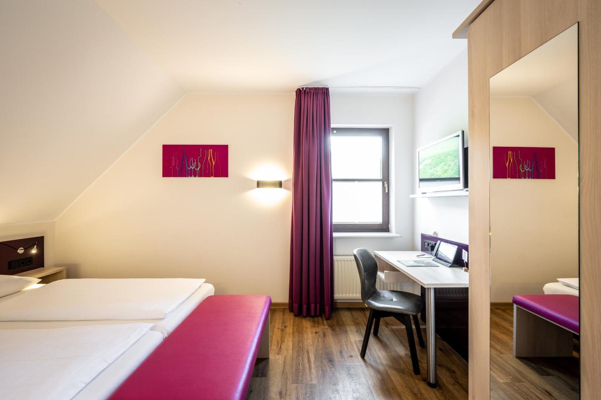 Weinhotel Restaurant Klostermuehle Ockfen Buitenkant foto